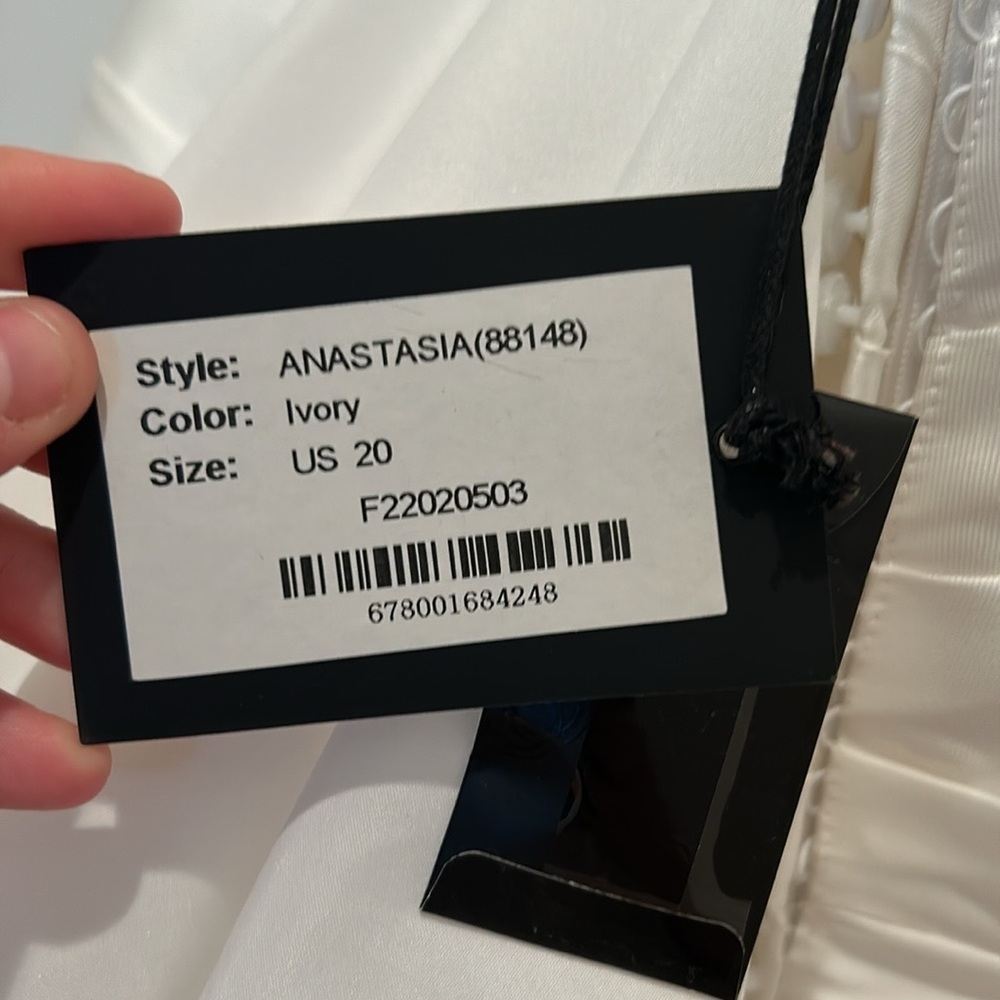 Justin Alexander wedding dress! Sample- not altered!! - Picture 5 of 15